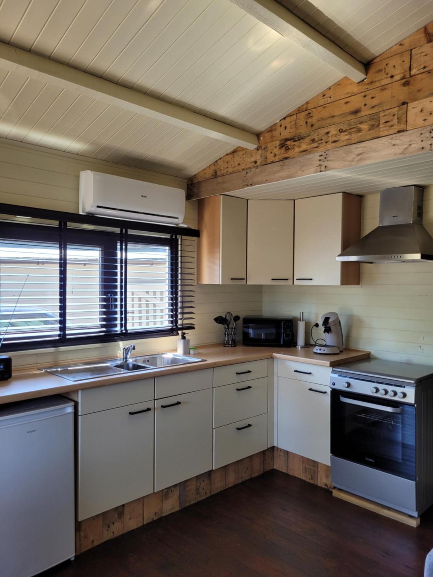 Rustig Gelegen Chalet Solvo Met Terras Aan Het Water Geel Exterior foto