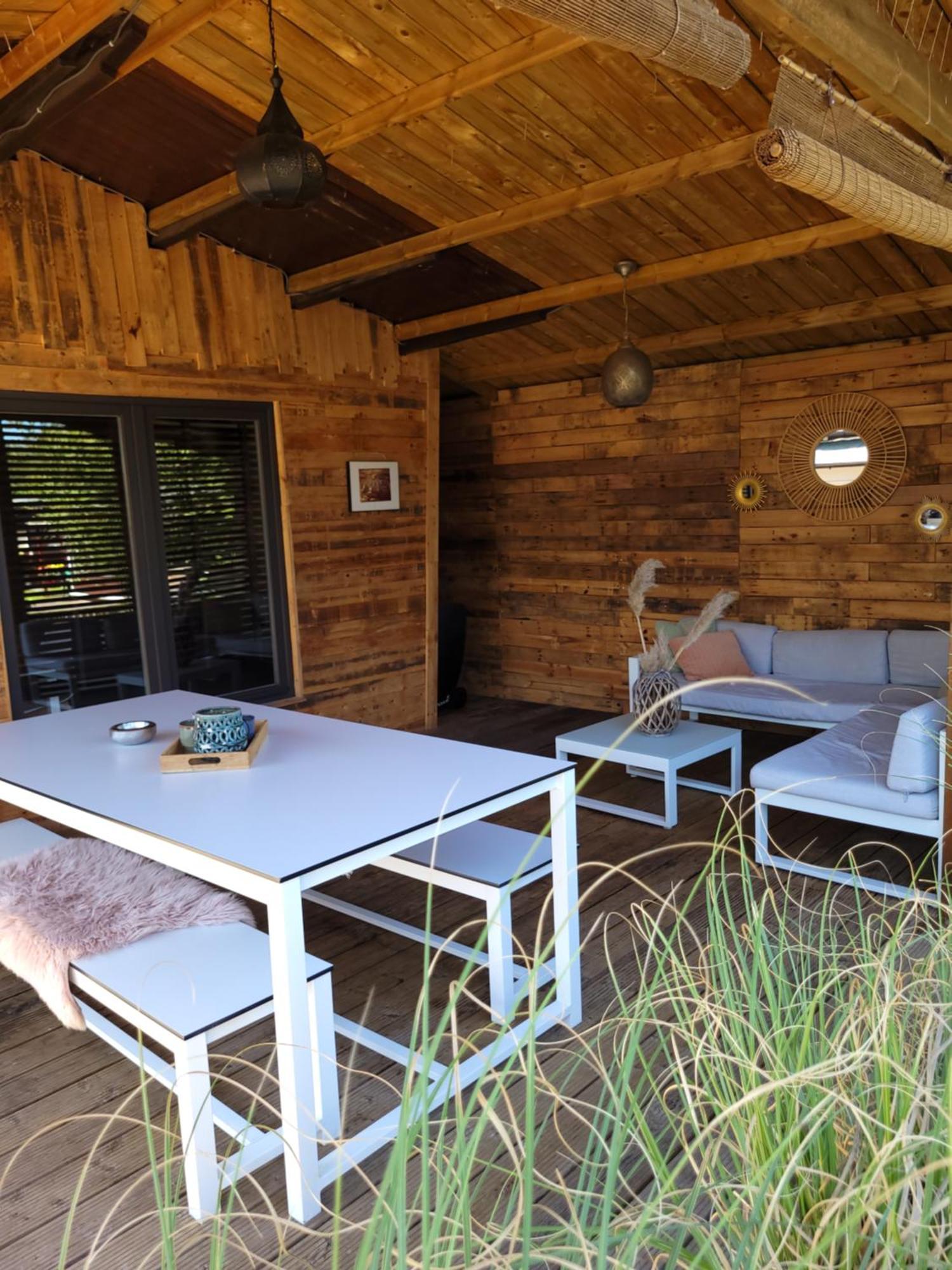 Rustig Gelegen Chalet Solvo Met Terras Aan Het Water Geel Exterior foto